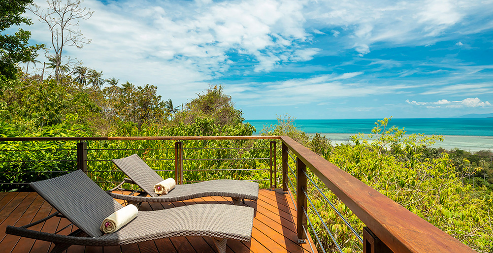 Villa Sila Varee - Relaxing sunloungers overlooking the coast